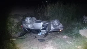 VOLCADURA EN GUASAVE: CONDUCTORES RESULTAN ILESOS